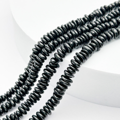 Янтарь бусины, цвет черный, крошка, размер 5,4-6,4*2,1-3,4 мм, цена за отрезок 9 см (1/4 нити)