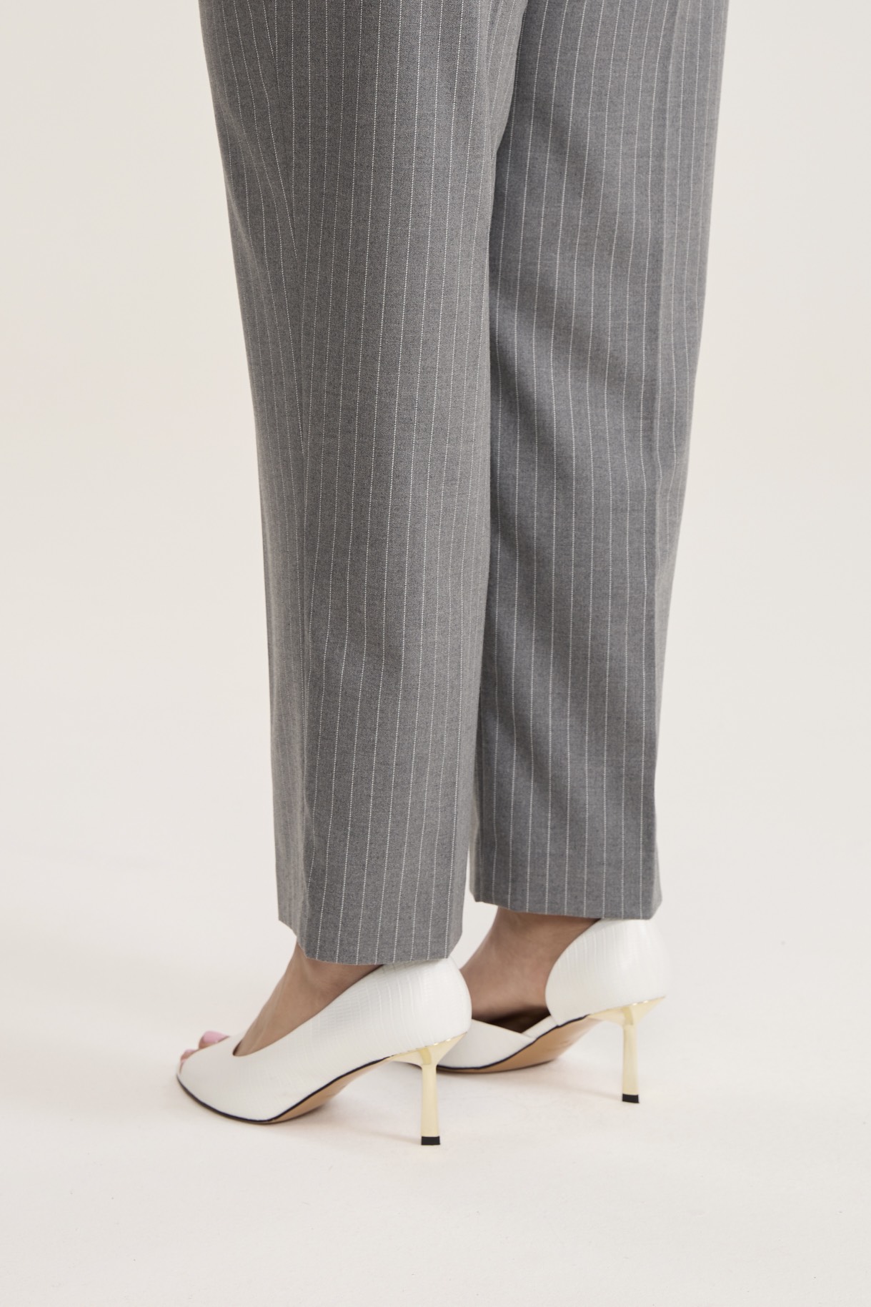 Туфли из кожи под рептилию с золотым каблуком, белый