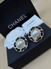 Серьги-пусеты CHANEL круглые c вставкой из полоски кожи