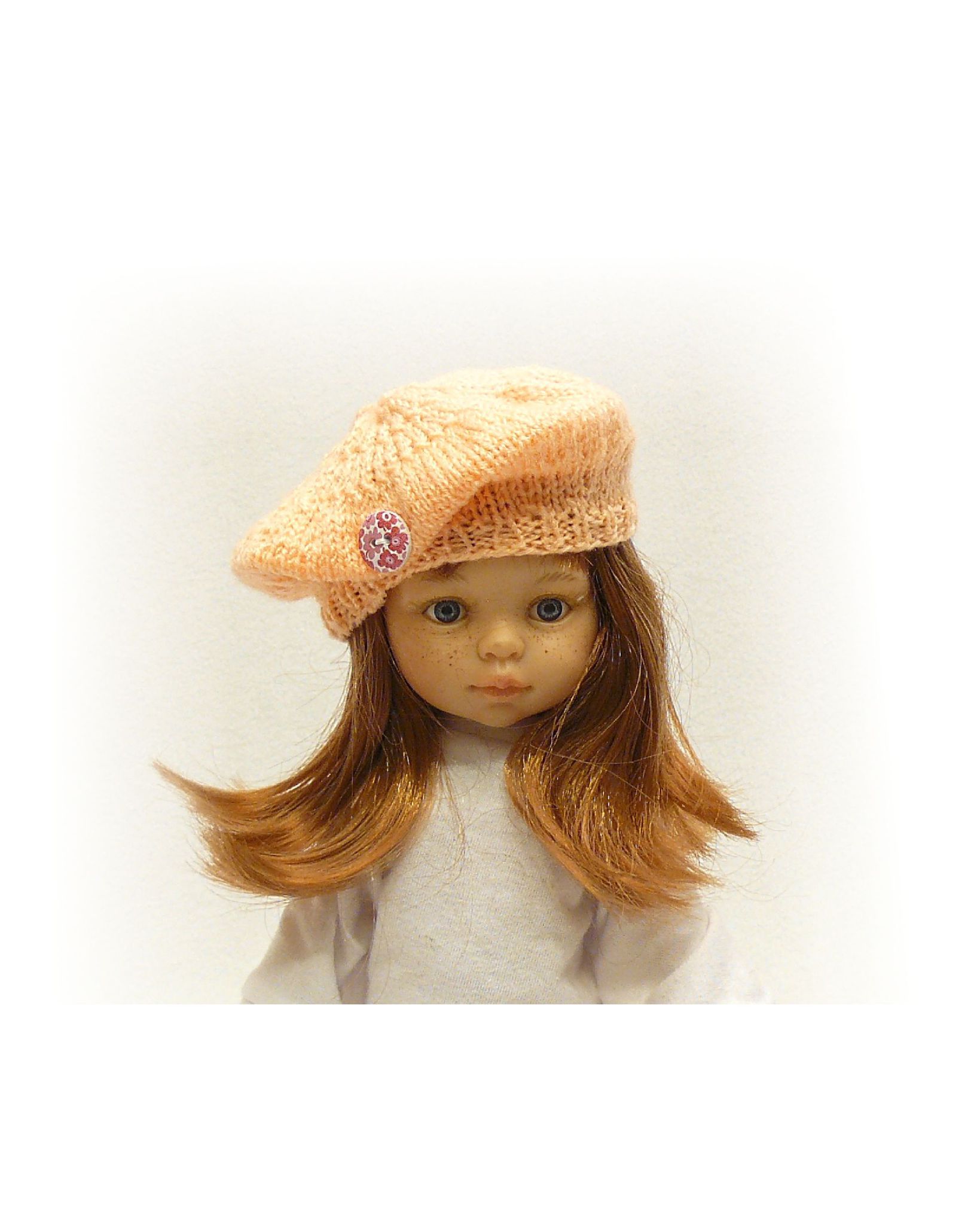 беретка спицами для куклы паола рейна. связанный берет для куклы. вязаный берет с помпоном. беретик на паола рейна. ажурная шапочка кукле.