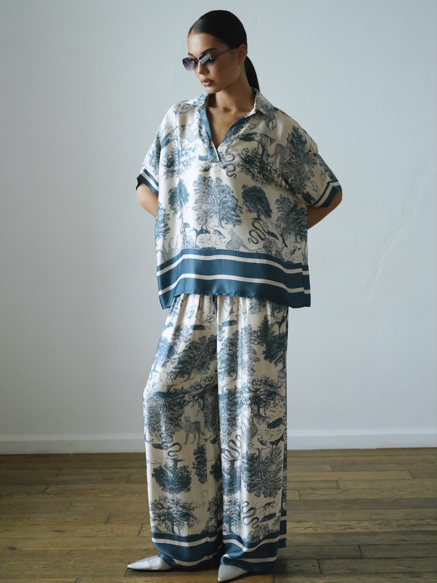 Костюм с рисунком Toile de Jouy