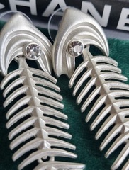 34593- Серьги FISH SkELETON в стилистике SCHIAPARELLI цвет серебро/золото