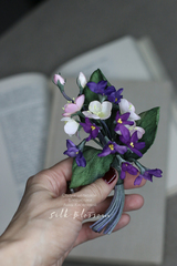 Бутоньерка с фиалками и цветами яблони