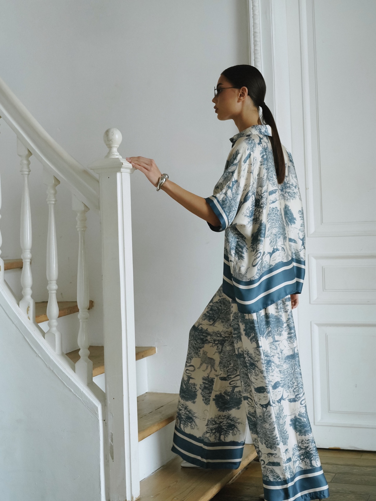 Костюм с рисунком Toile de Jouy