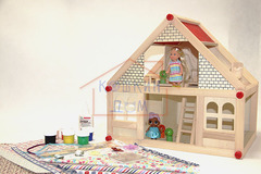 Игрушечный деревянный дом с набором для изготовления штор и обоями