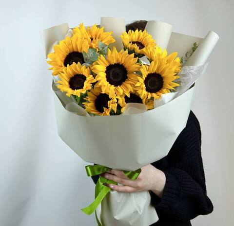 Букет из подсолнухов и эвкалипта