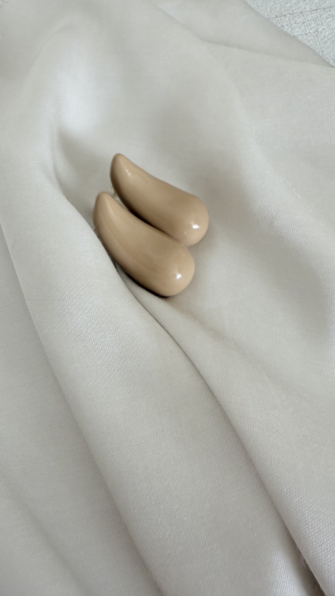 Серьги в форме лепестков с глянцевым покрытием