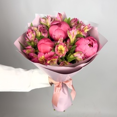 Букет цветов с пионами и альстромерией (мини)