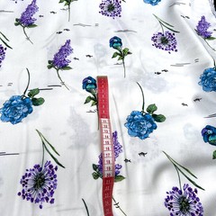 сиреневые цветы на белом фоне