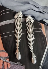 34593- Серьги FISH SkELETON в стилистике SCHIAPARELLI цвет серебро/золото