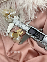Накладка на пуговицу золотистая в форме цветка с белыми лепестками и жемчугом