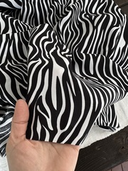 Вискоза штапель Зебра на черном фоне