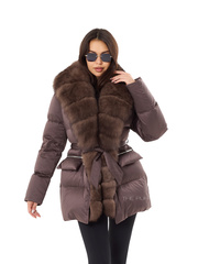 Шоколадный пуховик с поясом и мехом песца