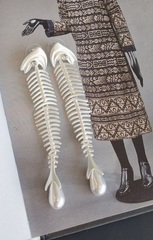 34593- Серьги FISH SkELETON в стилистике SCHIAPARELLI цвет серебро/золото