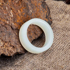 Кольцо из белого нефрита прямое.