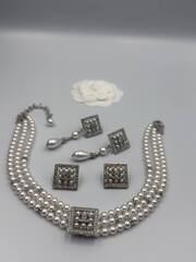 Колье-чокер CHANEL - нитки жемчуга трехрядные