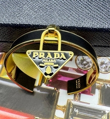 30654- Браслет жесткий PRADA кожаный с подвеской треугольник