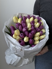 Букет из 51 фиолетового и желтого тюльпана-L доступен к заказу с 3.03.2026