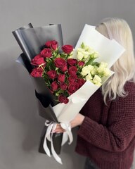 Инь-Янь букет с красными и белыми кустовыми розами