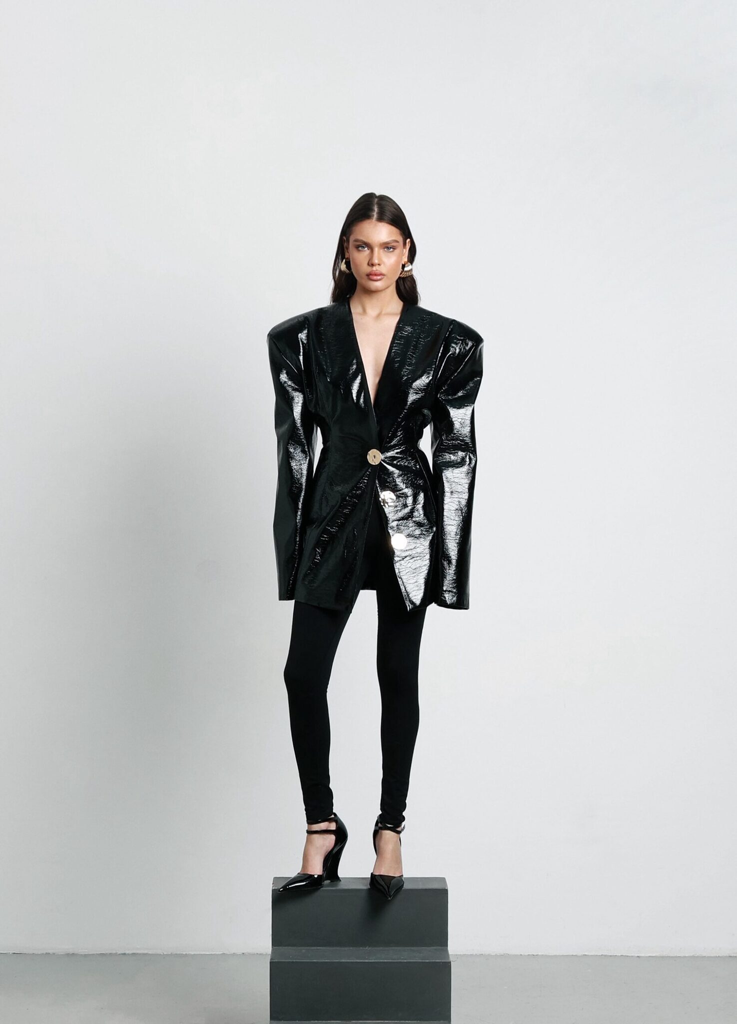 Приталенный жакет с объемными плечами