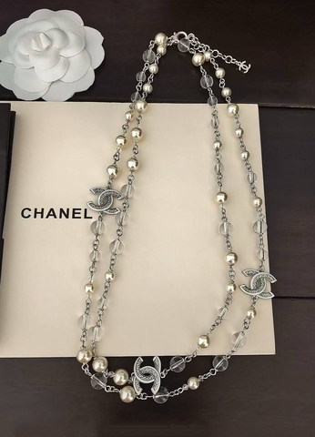 Колье цепочка с серым жемчугом и логотипами CHANEL