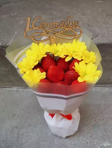 Мини букет ХS со свежей клубникой и желтой хризантемой (ТОЛЬКО В САНКТ-ПЕТЕРБУРГЕ)