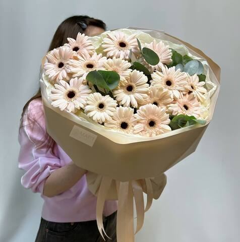 Букет из мини герберы с эвкалиптом