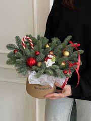 Композиция из хвои с новогодними игрушками