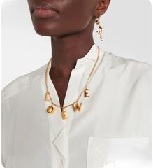 sergi-dlinnye-loewe-s-podveskami-bukvami