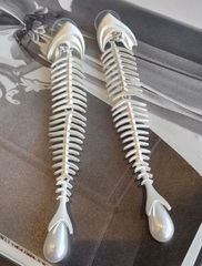34593- Серьги FISH SkELETON в стилистике SCHIAPARELLI цвет серебро/золото