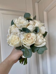 Свадебный букет из гортензии, эвкалипта, кустовых пионовидных и одноголовых роз