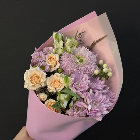 Букет из хризантем с кустовой розой и альстромерией