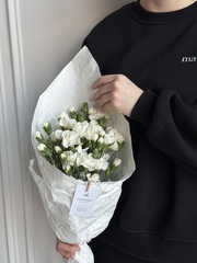 Кулек из кустовых диантусов в белом оттенке 15 шт