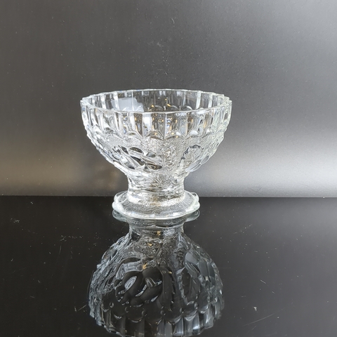 Вазочка на ножке для конфет стеклянная, декор цветы, винтаж СССР 1970-1990 гг