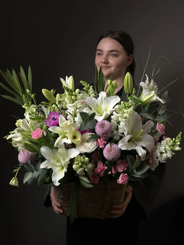 Авторская корзина цветов «Свежий взгляд на классику»