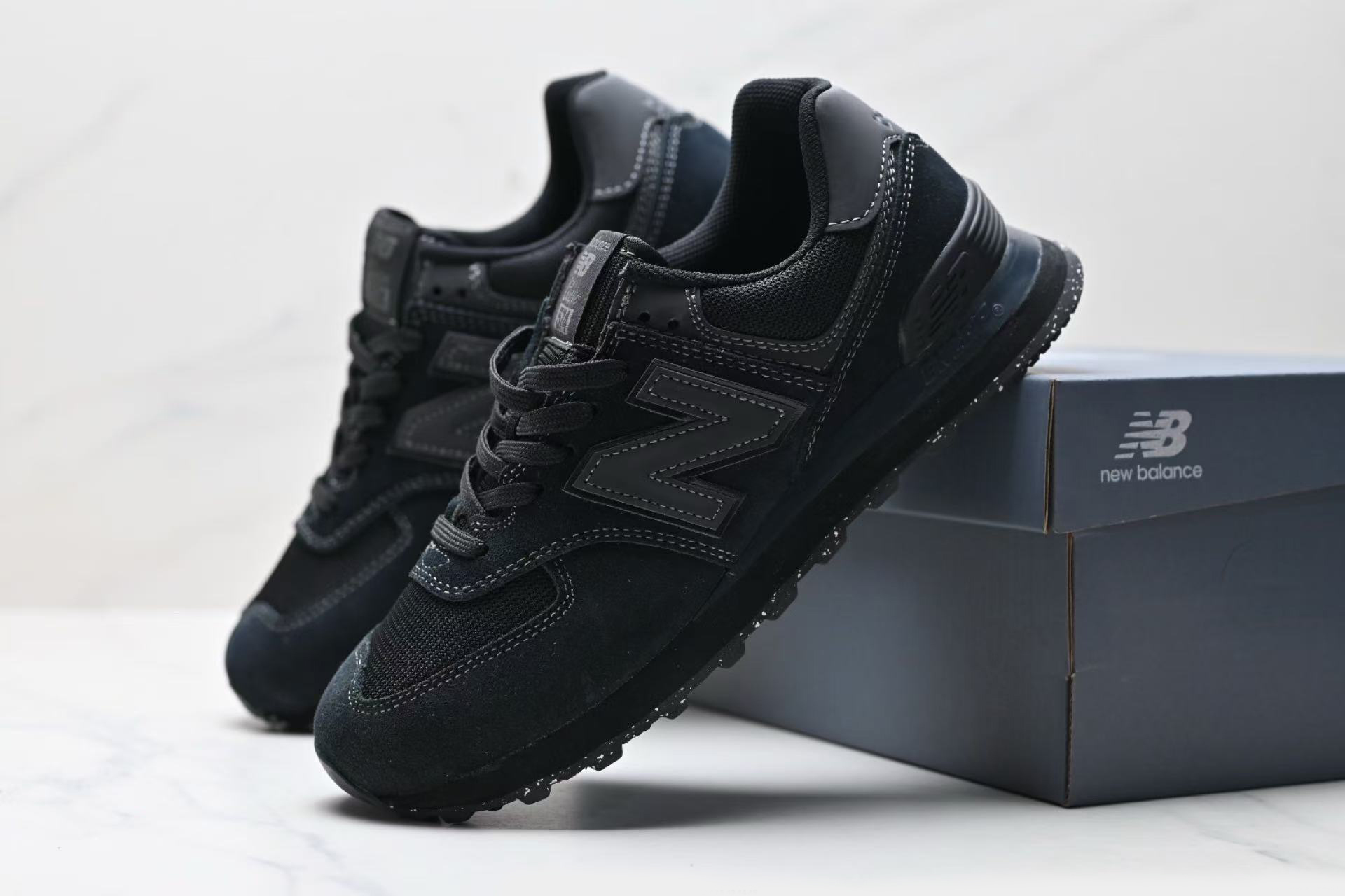 new balance 574 black on black
