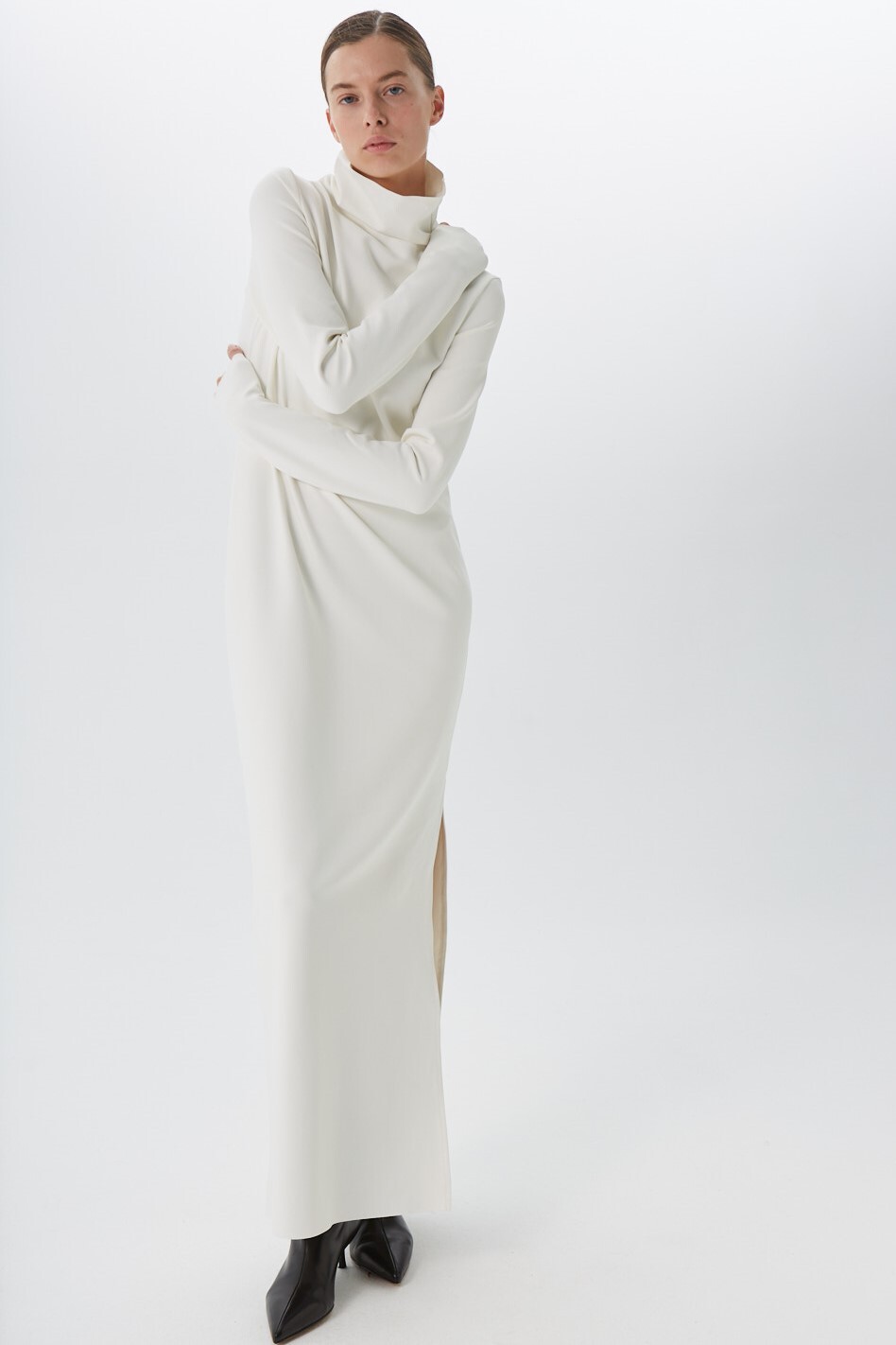 Платье-водолазка с разрезом, белый