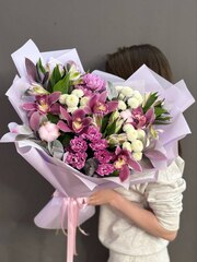 Авторский букет в сиреневой гамме с орхидеями