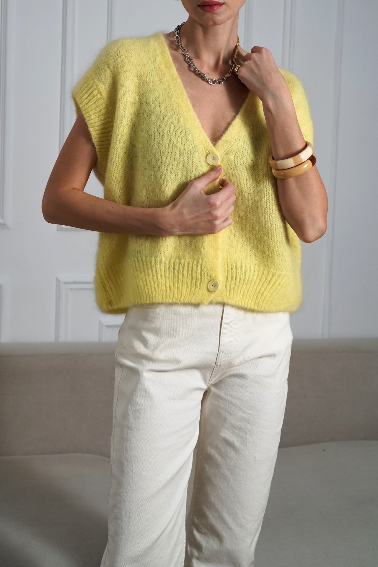 Браслет со вставкой под янтарь