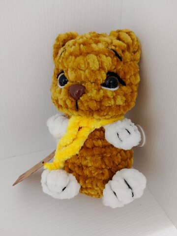 Котик коричневый в желтом шарфе