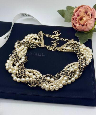 kole-choker-mnogoryadnyj-iz-zhemchuga-i-logotipami-chanel