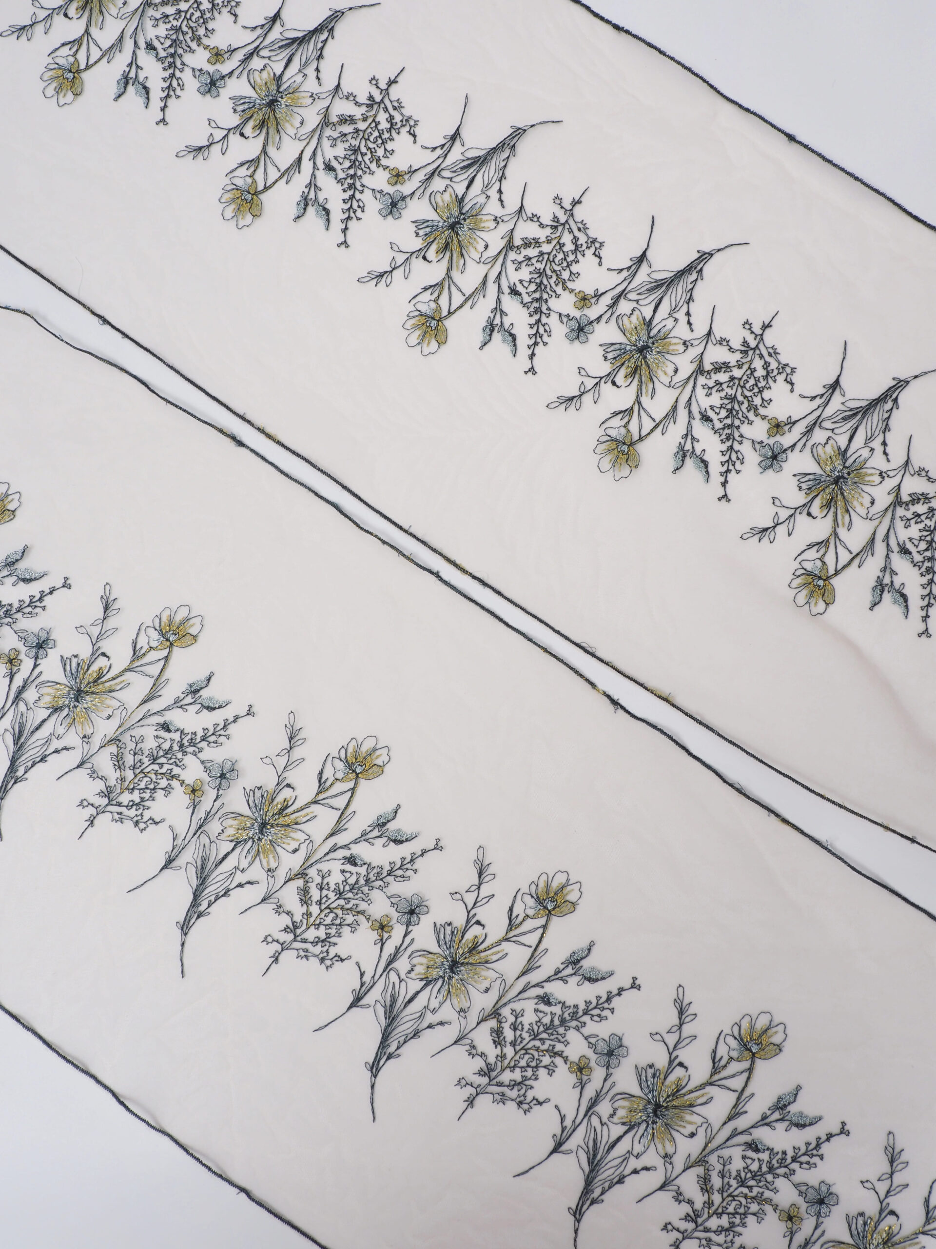 Вышивка на сетке пион с темно-зеленым и золотым люрексом ширина 25 см (2 стороны)