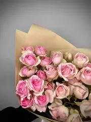 Моно букет из 5 кустовых роз динара
