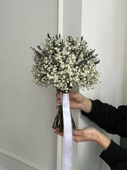Свадебный букет из гипсофилы и лаванды