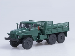 Ural-375D flatbed truck green AutoHistory 1:43
