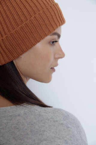Шапка из шерсти мериноса в резинку карамельный