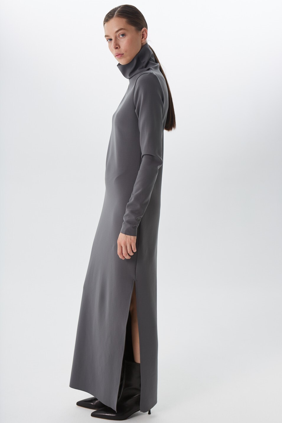 Платье-водолазка с разрезом, серый