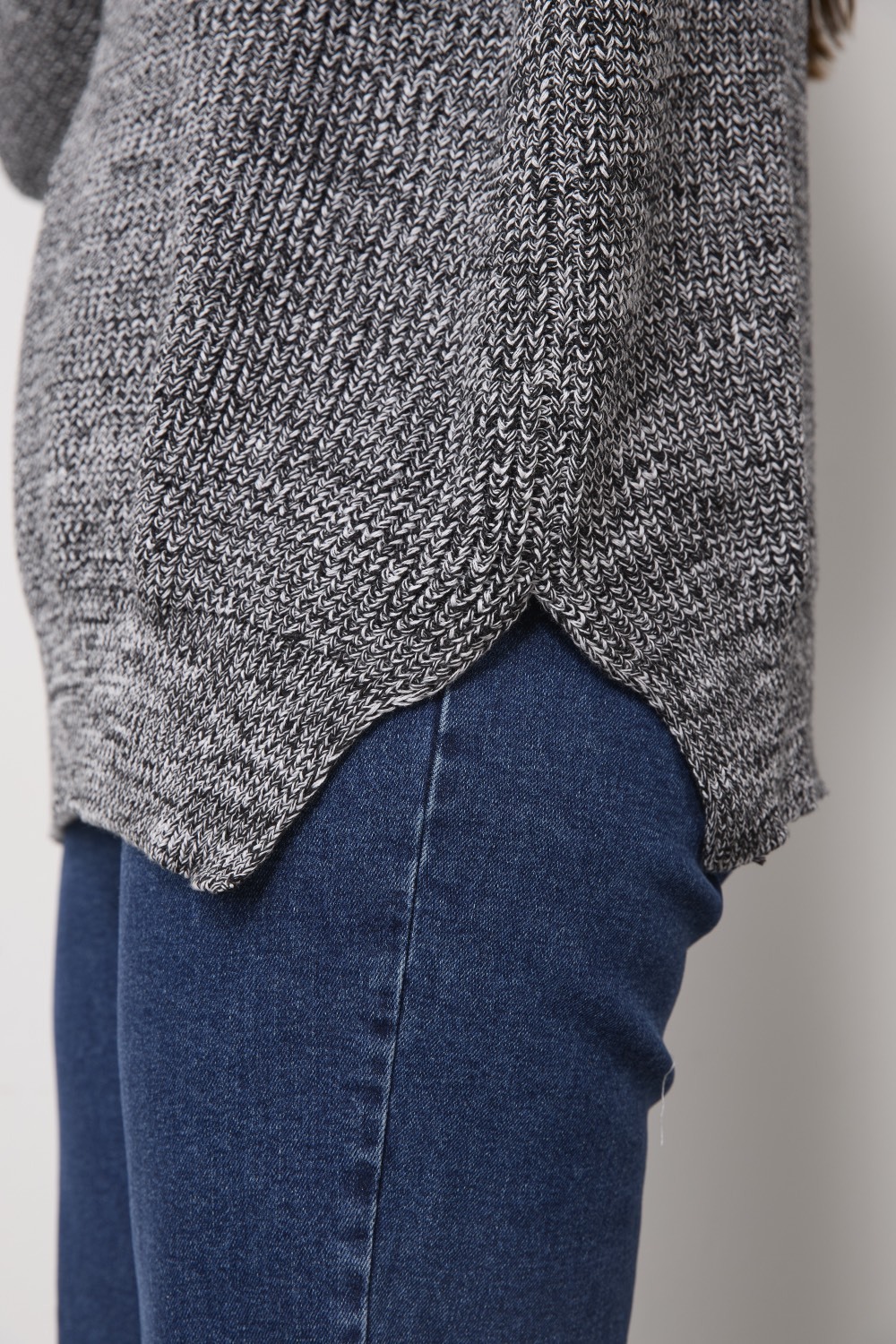 Джемпер вязаный с разрезами, черно-белый