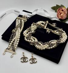 kole-choker-mnogoryadnyj-iz-zhemchuga-i-logotipami-chanel