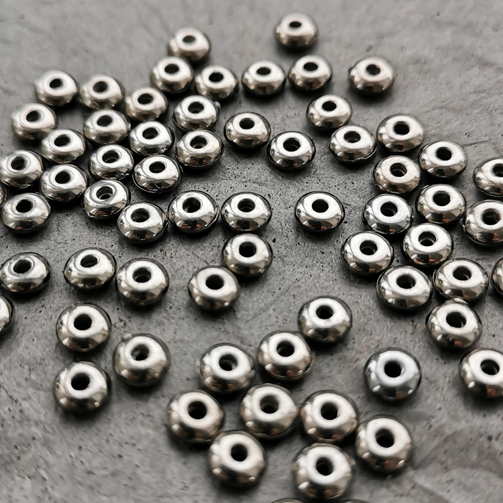 Разделительные бусины - gunmetal - 5 мм.